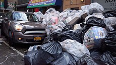 Pytle s odpadky na chodnících v New Yorku (28. íjna 2021)