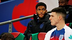 Anglický obránce Joe Gomez sledoval pevánou ást zápasu proti erné Hoe z...