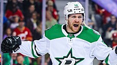 Radek Faksa slaví branku proti Calgary.