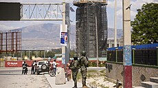 Vojáci steí vchod na mezinárodní letit v Port-au-Prince na Haiti. (4....