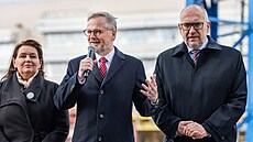 Premiér Petr Fiala (uprost�ed) na stavb� nového kampusu Léka�ské a...