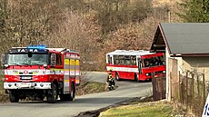 Cestující z havarovaného vlaku odvezli hasiské evakuaní autobusy. (1. 3. 2024)