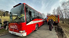 Cestující z havarovaného vlaku odvezli hasiské evakuaní autobusy. (1. 3. 2024)
