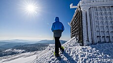 Turisté na vrcholu Sn�ky (8. b�ezna 2024)