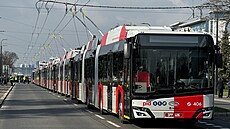 Trolejbusy �koda-Solaris 24m nahrazují autobusy SOR NB18