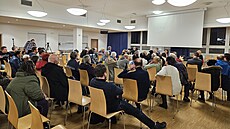 Lidé z brn�nských Vinohrad zaplnili celý sál. Cht�li v�d�t, pro� jim chce...