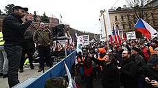 Ministr zem�d�lství Marek Výborný (KDU-�SL) promluvil s demonstranty p�ed...