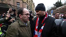 Ministr zem�d�lství Marek Výborný (KDU-�SL) hovo�í s demonstrantem p�ed Ú�adem...