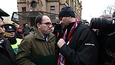 Ministr zemdlství Marek Výborný (KDU-SL) hovoí s demonstrantem ped Úadem...