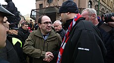 Ministr zemdlství Marek Výborný (KDU-SL) piel diskutovat s demonstranty...