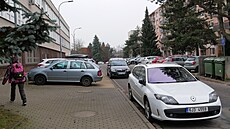 Parkovací místa na sídliti pi ulici Studentská bývají pes den z peváné...