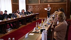 Po prohlídce spalovny následovala debata na pardubické radnici. (27. února 2024)