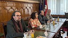 Po prohlídce spalovny následovala debata na pardubické radnici. (27. února 2024)