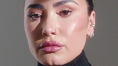 Demi Lovato v reklam na injekce proti vráskám (bezen 2024)