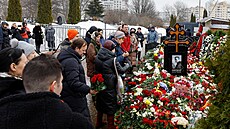Lidé v Moskv picházeli ke hrobu zesnulého opoziního politika Alexeje...