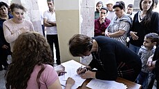 Uprchlíci z Náhorního Karabachu se registrují u erveného kíe v Jerevanu. (8....