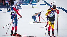 Joná Mareek sleduje pád kolegyn Jessicy Jislové v závod smíených dvojic na...