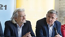 Pedstavitelé KDU-SL Jií unek a hnutí Zlín 21 estmír Vanura podepsali...