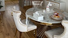 Stl je také v kombinaci zlata a kamene. Deska stolu je v dekoru bílo-edého...