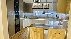 Kuchy�ská sestava je v podob� spodních a vrchních sk�ín�k s jemnými barvami,...