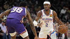 Shai Gilgeous-Alexander (vpravo) z Oklahoma City brán�ný Sabenem Leem z...