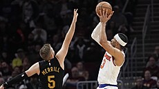 Josh Hart (vpravo) z New Yorku st�ílí na ko� Clevelandu. Brání ho Sam Merrill.