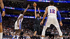 Luka Don�i� z Dallasu st�ílí na ko� Philadelphie.