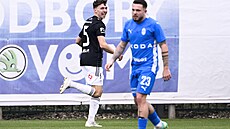 Petr Zíka z eských Budjovic (vlevo) se raduje z gólu v zápase s Mladou...