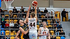 Hrá� Hradce Králové Tomá� Dvo�ák p�i st�ele na ko� Jind�ichova Hradce v...