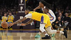 D'Angelo Russell (vlevo) z Los Angeles Lakers v souboji s Casonem Wallacem z...