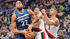 Rudy Gobert  (vlevo) z Minnesoty brán�ný Jabarim Walkerem z Portlandu.