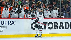 Kate�ina Mrázová z Ottawy slaví gól se spoluhrá�kami na st�ída�ce.