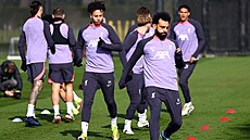 Mohamed Salah (vpravo v pop�edí) a Calum Scanlon na tréninku Liverpoolu p�ed...