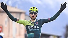 Ruský cyklista Aleksandr Vlasov ze stáje Bora-Hansgrohe projí�dí vít�zn� cílem...