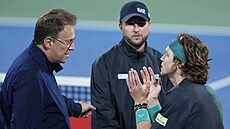 Andrej Rubljov (vpravo) v debat� s hlavním rozhod�ím  Rolandem Herfelem.