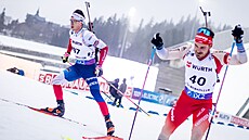 eský biatlonista Mikulá Karlík (vlevo) na trati individuálního závodu v Oslu.