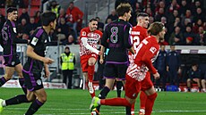 Christian Günter (uprost�ed) z Freiburgu st�ílí gól v zápase s Bayernem Mnichov.