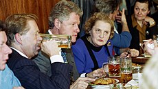 Bill Clinton spolen s Václavem Havlem a Madeleine Albrightovou na veei v...