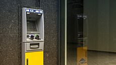 Nkteré banky doporuují klientm nevybírat peníze z bankomat spolenosti...