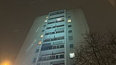 V pátek večer v ulici Třeboradická zemřel v muž, který skočil z desátého patra...