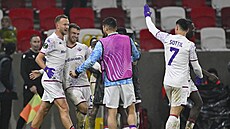 Radost fotbalist Fiorentiny z vítzného gólu. Postaral se o nj Antonín Barák...