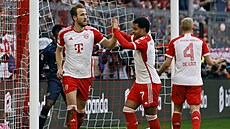 Harry Kane (vlevo) z Bayernu Mnichov slaví svj tetí gól do sít Mohue.