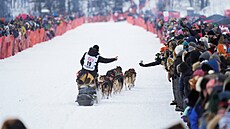 Jason Mackey se zdraví s diváky na startu musherského závodu Iditarod.