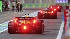Vozy F1 vyrá�ejí do kvalifikace o Velkou cenu Saúdské Arábie.