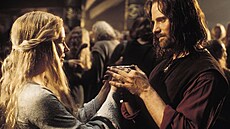 Miranda Otto jako títonoka Éowyn spolen s Aragornem (Viggo Mortensen) ve...