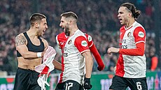 �eský fotbalista Ond�ej Lingr (vlevo) oslavuje sv�j gól v semifinále...