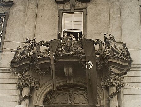 Adolf Hitler mává svým píznivcm z balkonu radnice pi své návtv Brna. (17....