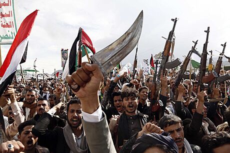 Tisíce Jemenc demonstrují v Saná na podporu Palestinc a povstaleckých Húsi.