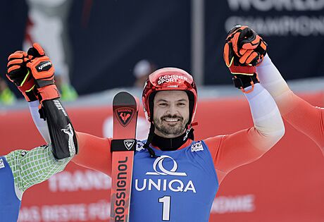 výcar Loic Meillard se raduje z vítzství v obím slalomu v Saalbachu.