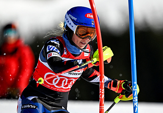 Americká lyaka Mikaela Shiffrinová bhem prvního kola slalomu Svtového...